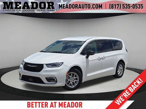 Used 2024 Chrysler Pacifica Touring-L FWD image 1