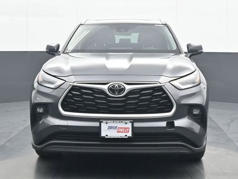 Used 2024 Toyota Highlander XLE AWD/4WD image 1
