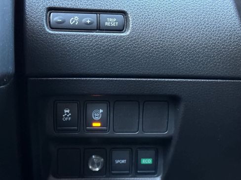 Used 2017 Nissan Rogue SV image 32