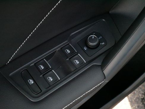 Certified 2023 Volkswagen Tiguan SE R-Line AWD/4WD image 19