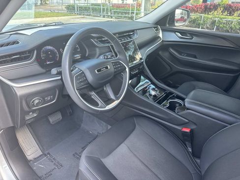 Used 2023 Jeep Grand Cherokee Laredo image 32