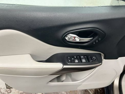 Used 2019 Jeep Cherokee Limited AWD/4WD image 20