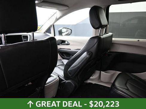 Used 2023 Chrysler Pacifica Touring-L FWD image 24