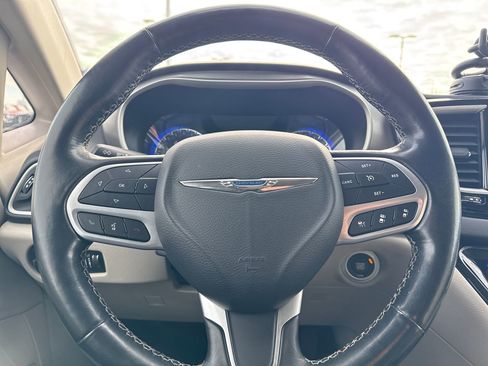 Used 2021 Chrysler Pacifica Touring-L image 18