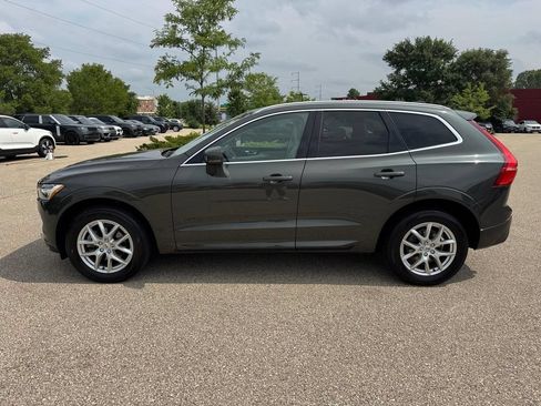Used 2021 Volvo XC60 T5 Momentum w/ Premium Package FWD image 2