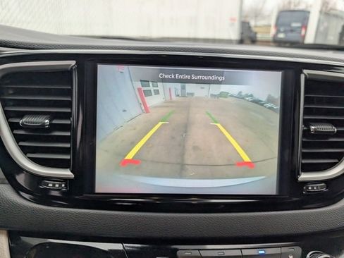 Used 2024 Chrysler Pacifica Touring-L image 18