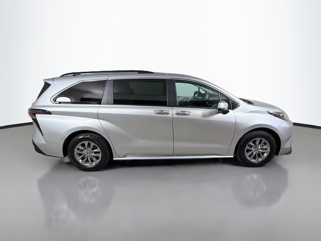 Used 2025 Toyota Sienna XLE FWD image 5