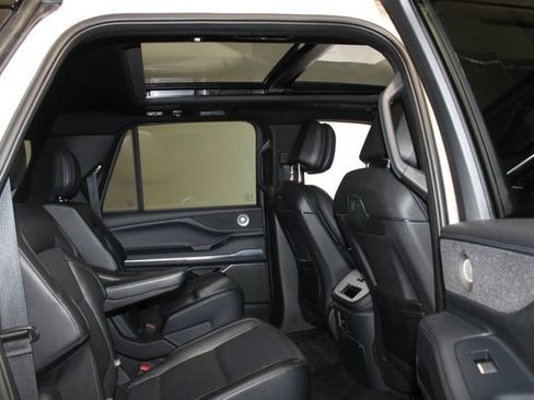 Used 2025 Lincoln Navigator L Reserve w/ Jet Appearance Package AWD/4WD image 17