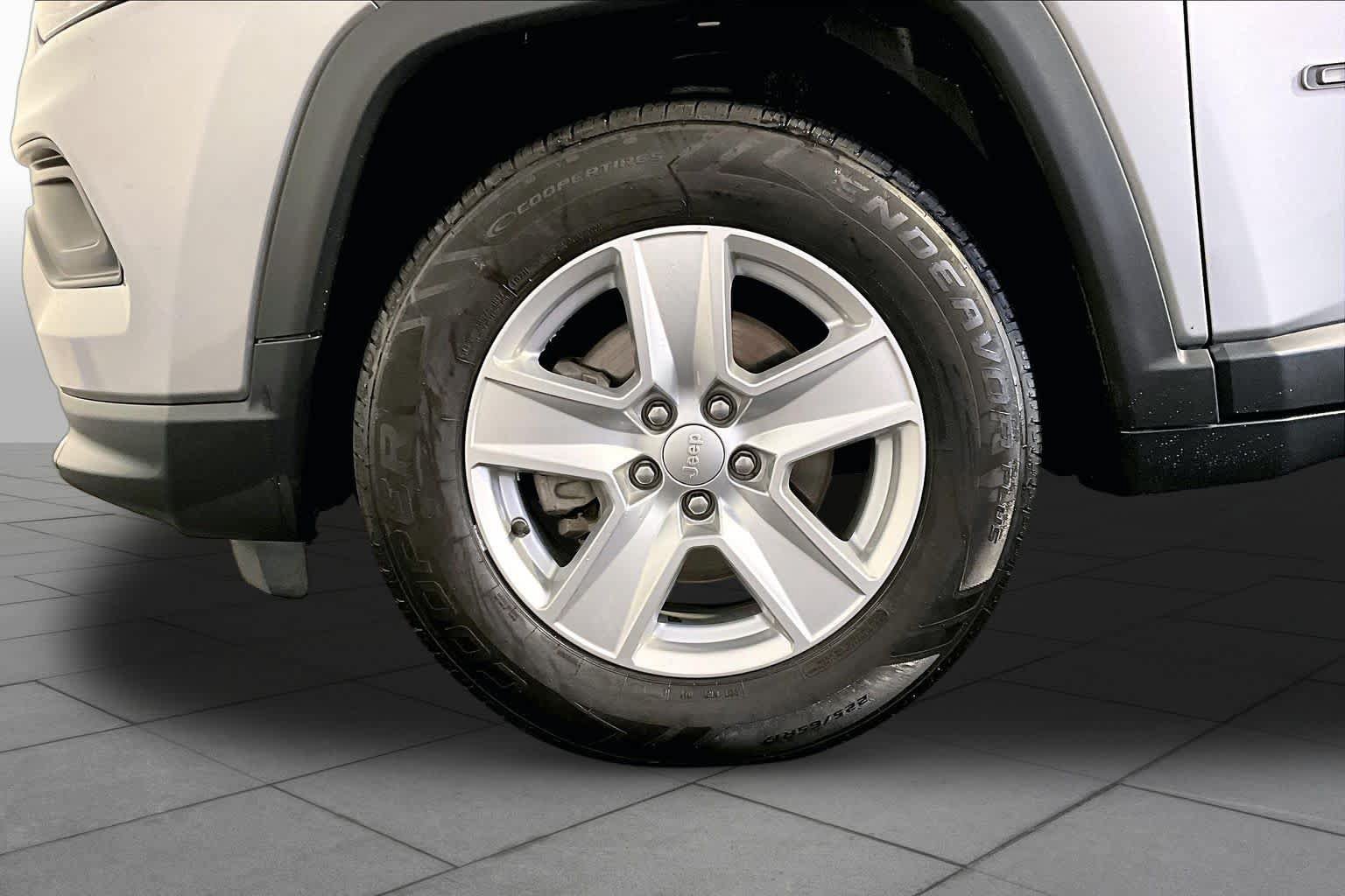 Used 2022 Jeep Compass Latitude w/ Sun and Sound Group AWD/4WD image 20