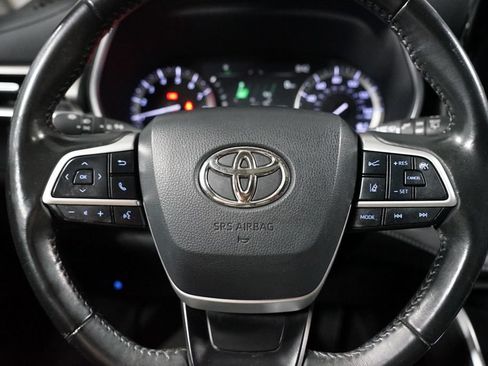 Used 2022 Toyota Highlander XLE FWD image 12