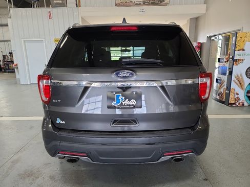 Used 2018 Ford Explorer XLT image 6