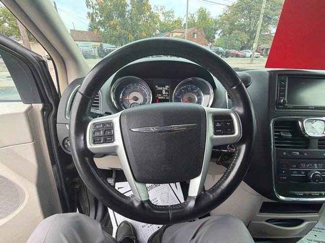 Used 2015 Chrysler Town & Country Touring FWD image 35