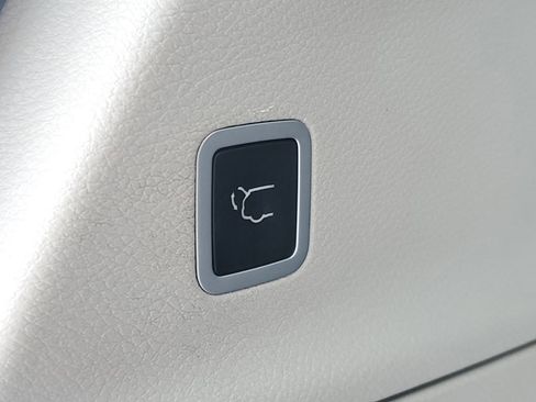 Used 2018 Chrysler Pacifica Touring-L image 8