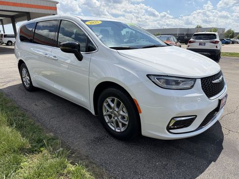 Used 2025 Chrysler Pacifica Select FWD image 7