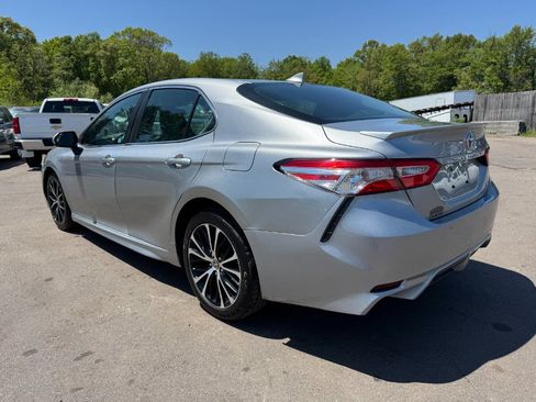Used 2020 Toyota Camry SE FWD image 3