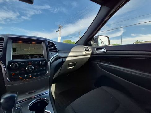 Used 2018 Jeep Grand Cherokee Laredo AWD/4WD image 3