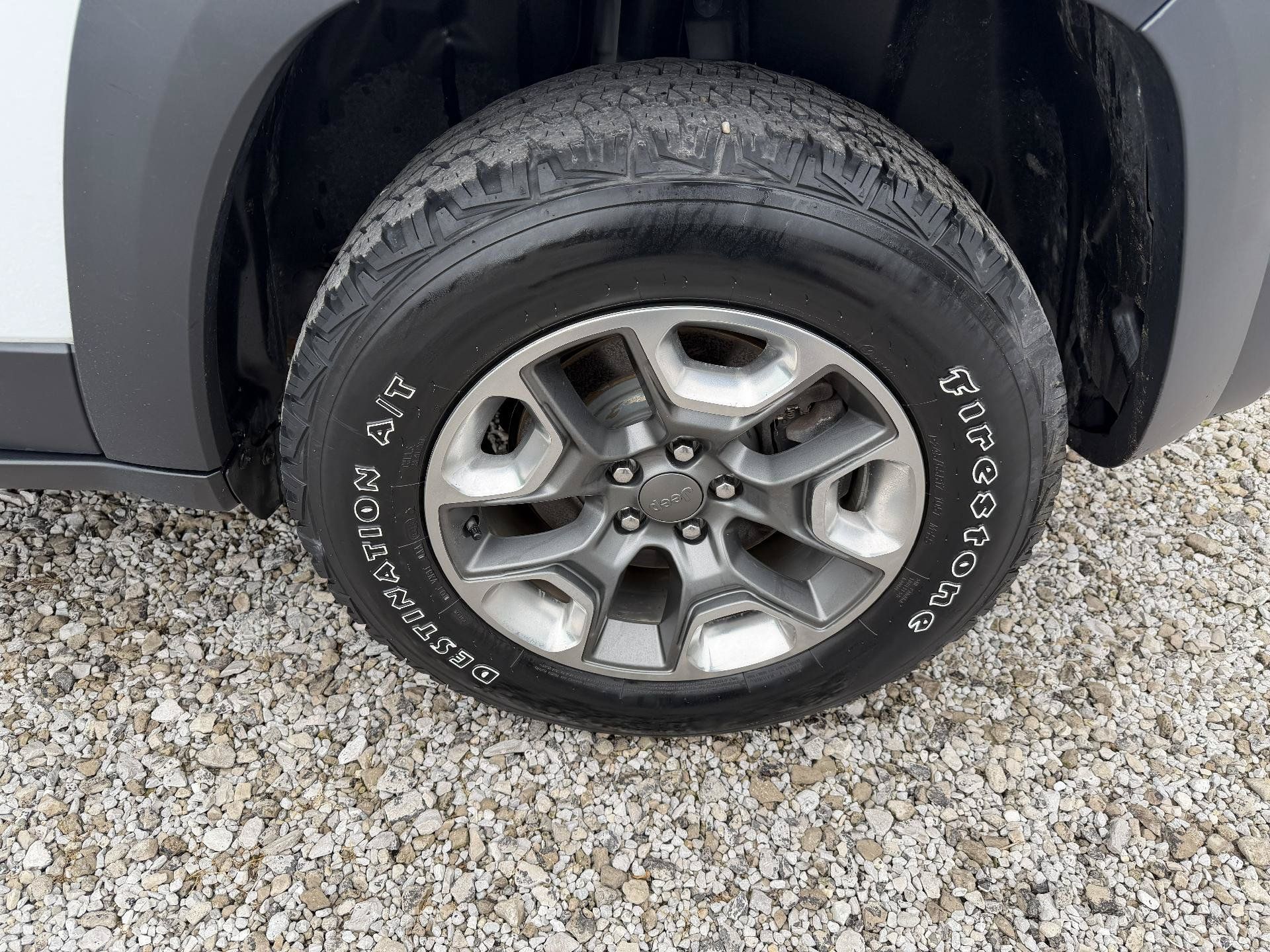 Used 2019 Jeep Cherokee Trailhawk AWD/4WD image 9