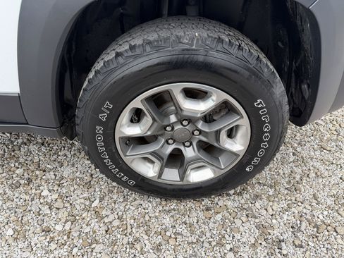 Used 2019 Jeep Cherokee Trailhawk AWD/4WD image 9