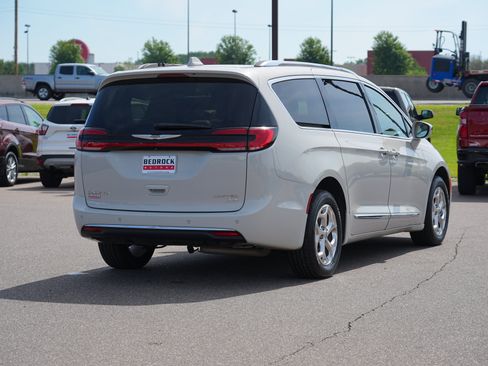 Used 2021 Chrysler Pacifica Limited AWD/4WD image 3
