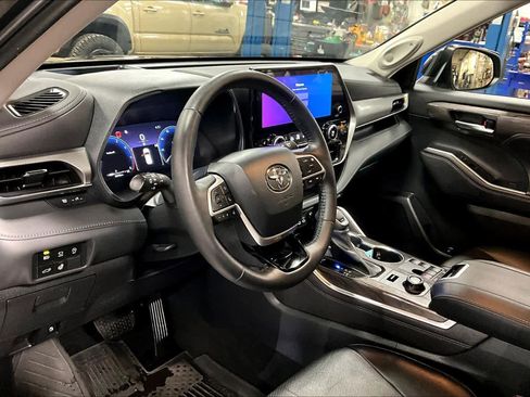 Used 2023 Toyota Highlander Platinum image 16
