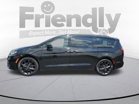 Used 2026 Chrysler Pacifica Limited w/ S Appearance Package FWD image 2