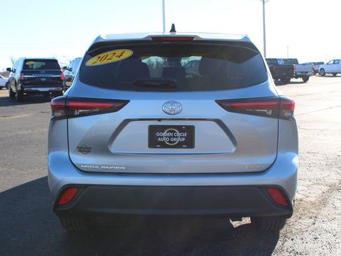 Used 2024 Toyota Highlander LE AWD/4WD image 8
