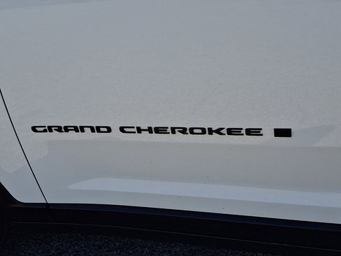 Used 2023 Jeep Grand Cherokee Altitude image 29