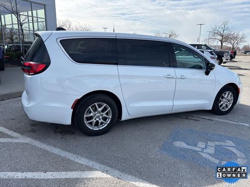 Used 2025 Chrysler Pacifica Select image 34