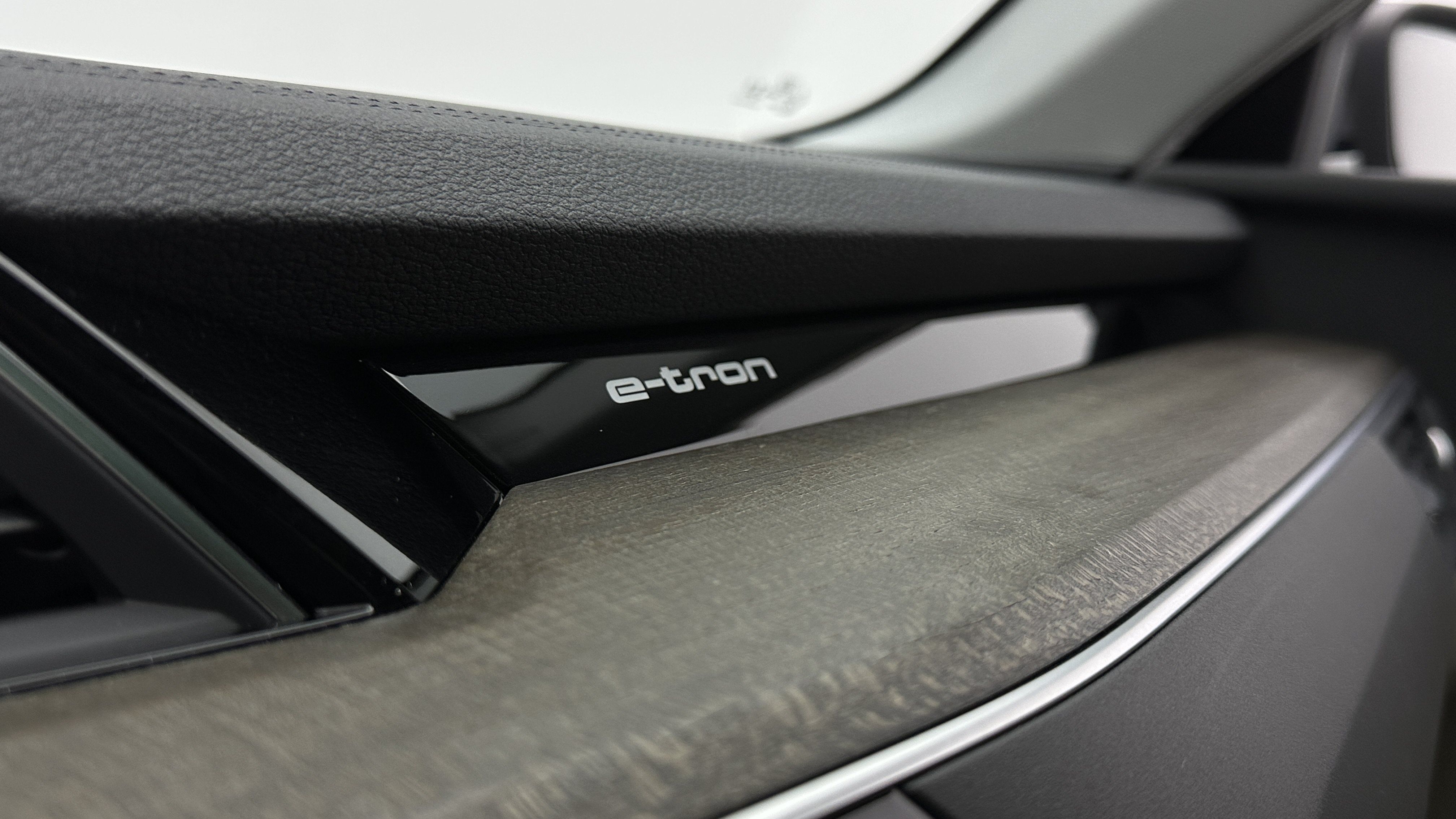 Used 2021 Audi e-tron Premium AWD/4WD image 28