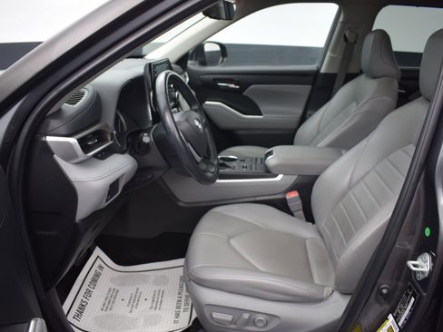 Used 2022 Toyota Highlander XLE image 16