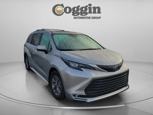 Certified 2024 Toyota Sienna XLE image 12