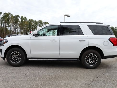 Used 2022 Ford Expedition XLT image 2