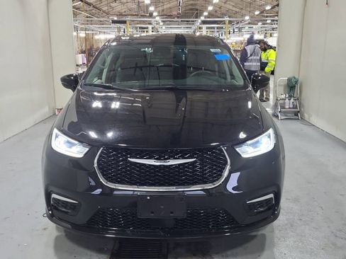 Used 2024 Chrysler Pacifica Select image 6