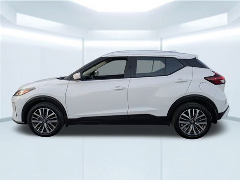 Used 2023 Nissan Kicks SV image 2