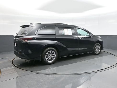 Certified 2025 Toyota Sienna LE w/ LE Plus Package image 7