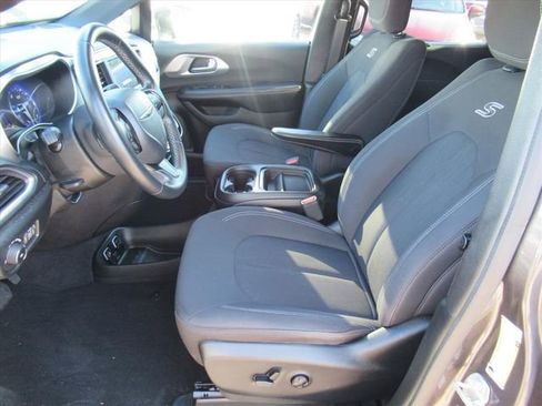 Used 2018 Chrysler Pacifica Touring Plus w/ S Appearance Package FWD image 15