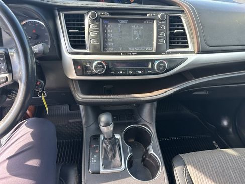 Used 2018 Toyota Highlander Plus w/ Carpet Mat Package (TMS) image 11