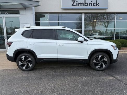 New 2026 Volkswagen Taos SE AWD/4WD image 2