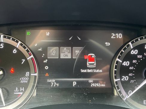 Used 2022 Toyota Highlander XLE AWD/4WD image 16
