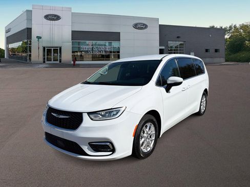Used 2023 Chrysler Pacifica Touring-L FWD image 5