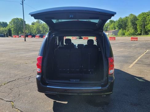 Used 2016 Dodge Grand Caravan SE FWD image 11