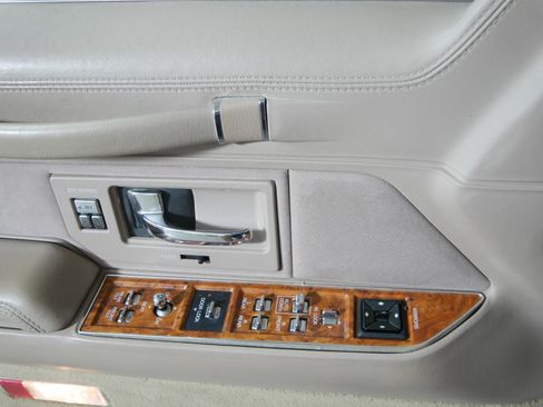 Used 1993 Lincoln Town Car Signature RWD image 19