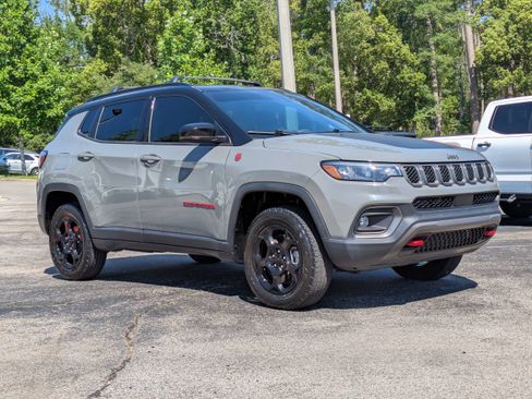 Used 2023 Jeep Compass Trailhawk AWD/4WD image 2
