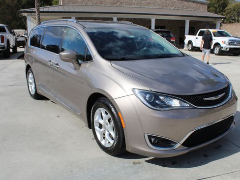 Used 2017 Chrysler Pacifica Touring-L Plus image 17