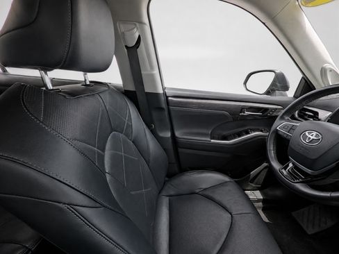 Used 2024 Toyota Highlander Platinum FWD image 10