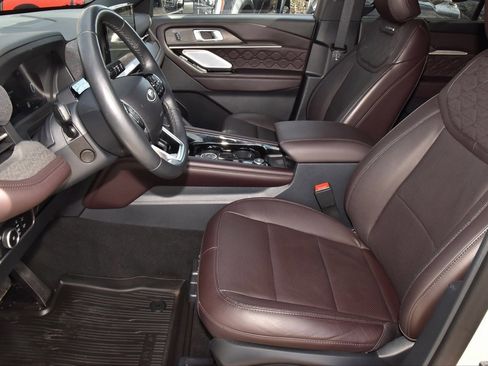 Certified 2025 Ford Explorer Platinum w/ Ultimate Package image 13