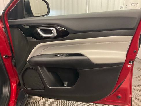 Used 2025 Jeep Compass Limited image 30