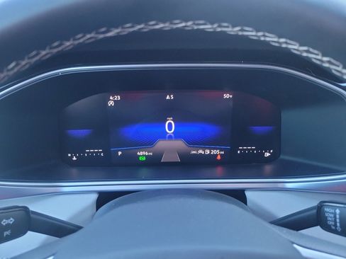 Certified 2025 Volkswagen Taos SE image 13