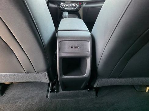 Used 2025 Chevrolet Trax LT FWD image 17