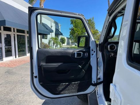 Used 2018 Jeep Wrangler Unlimited Sahara image 13